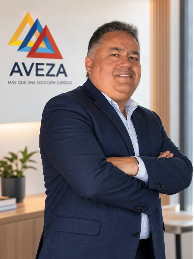 Julián Arturo Avellaneda en la oficina de AVEZA